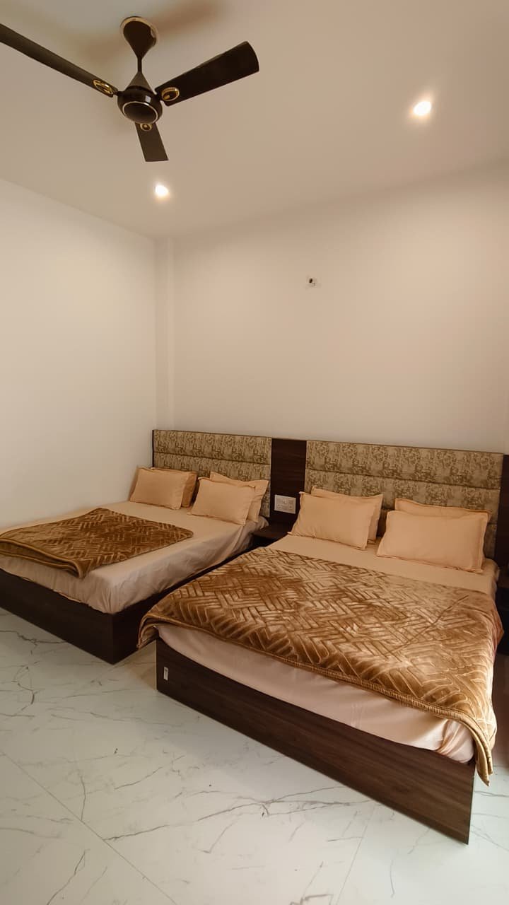 Private balcony with panoramic Ganga view — Hotel Dhangauri