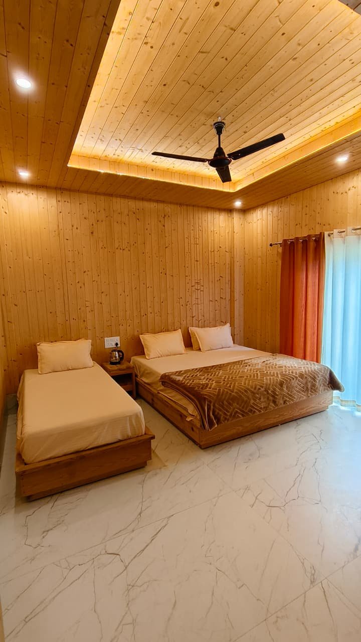 Hotel Dhangauri illuminated at dusk — Uttarkashi